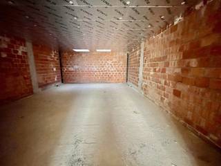 Prachtig handelspand van 70 m2, ideaal gelegen in het centrum van Heist. Indeling: ontvangstruimte met etalage. Achteraan grote lichtrijke ruimte dankzij 2 lichtkoepels. Mogelijkheid tot plaatsen van toilet en kitchenette. Geschikt voor verschillende professionele doeleinden (kantoor, vrij beroep, winkel, kapper, schoonheidssalon, nagelstudio, …). Alle nutsvoorzieningen zijn aanwezig. Grote privatieve kelder in het gebouw. Contacteer Immo Knokke Real Estate.