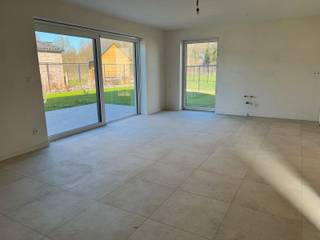 Nieuwe open bebouwing met 3 slaapkamers op een perceel van 4are 25ca in een rustig en groen gelegen verkaveling.<br />De woning is als volgt ingedeeld: Op het gelijkvloers is er een inkomhal met trap naar verdieping, toilet, berging, woonkamer met open keuken. Op de verdieping heb je de nachthal, 3 slaapkamers en badkamer. Naast de woning is een carport.