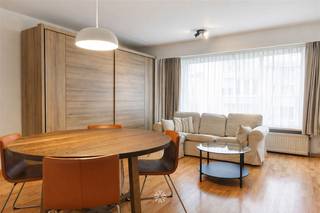 <p><span>GENT - Monterreystraat 6: Ben je op zoek naar een </span><span>lichtrijk, instapklaar appartement op een uitstekende locatie </span><span>te huur in Gent? Dan is dit pand mogelijk iets voor jou.</span></p><p><span> </span></p><p><span>De voornaamste troeven:</span></p><ul><li><span>Optie tot bemeubeld huren </span></li><li><span>Rustig en centraal gelegen, goed bereikbaar en op fietsafstand van het Sint-Pieters Station</span></li><li><span>Nabij het Citadelpark</span></li><li><span>Inclusief autostaanplaats</span></li></ul><p><span> </span></p><p><span>Indeling:</span><span> </span></p><p><span>Inkomhal met ingebouwde kasten, leefruimte, volledig ingerichte keuken, één ruime slaapkamer met balkon, badkamer uitgerust met combinatie ligbad-douche en toilet (incl. aansluiting wasmachine). </span></p><p><span>Inclusief autostaanplaats en kelderberging.</span></p><p><span> </span></p><p><span>Belangrijke informatie:</span></p><p><span>Beschikbaar vanaf: 01/07/2026. Domicilie verplicht.</span></p><p><span>Huurprijs: € 950+ €50 (incl. €25 provisie verbruik water) EG (elektriciteit en gas) afzonderlijk af te rekenen. </span></p><p><span> </span></p><p><span>Interesse in dit tof appartement? Vraag dan snel jouw bezoek aan via onze website!</span></p>