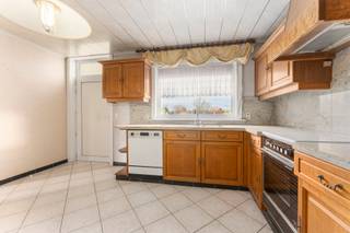 Deze centraal gelegen bungalow op een perceel van 833 m² in het centrum van Torhout is ideaal voor wie comfortabel en zorgeloos levenslang wil wonen. Bovendien biedt de woning volop mogelijkheden om volledig naar eigen smaak te worden gerenoveerd.

De woning heeft een praktische gelijkvloerse indeling en beschikt daarnaast over een ruime zolderverdieping die nog volledig kan worden ingericht. Op het gelijkvloers vinden we een inkomhal met gastentoilet, een lichtrijke leefruimte met aansluitend de keuken, een bijzonder ruime slaapkamer, een badkamer, een wasplaats en een inpandige garage.

Troeven:
* grote tuin met tuinberging
* station op 1 km
* Colruyt op 600m

De woning valt onder de renovatieverplichting opgelegd door de Vlaamse overheid.

Bent u op zoek naar een woning met tal van mogelijkheden? Neem dan snel contact op met Immo Hyboma — en wie weet wordt dit binnenkort uw nieuwe thuis!