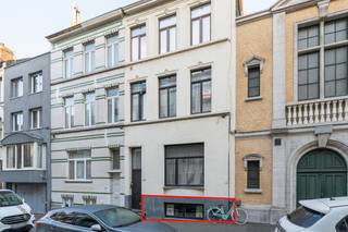 <p><strong>Te koop: gezellig appartement in de Langestraat, hartje Oostende, op wandelafstand van het strand en het station</strong></p>

<p> </p>

<p>Dit charmante appartement, gelegen in een rustig deel van het centrum, combineert een centrale ligging met een aangename woonomgeving. Dankzij de nabijheid van het treinstation en het openbaar vervoer is het perfect bereikbaar. Bovendien zijn er geen syndicuskosten, wat een belangrijke financiële troef is. De ligging op wandelafstand van het strand maakt het ideaal voor wie graag geniet van de zee en de stad.</p>

<p> </p>

<p><strong>Indeling</strong><br />Gelijkvloers: Living met natuurlijke lichtinval en directe toegang tot de koer. Een functionele keuken met basisvoorzieningen. Aansluitend een slaapkamer met voldoende ruimte voor een dubbel bed en grote kasten. Een badkamer badkamer met douche en wastafel. Een apart toilet en een koer als buitenruimte</p>

<p> </p>

<p><strong>Troeven</strong></p>

<ul><li>Geen syndicuskosten</li><li>Centraal gelegen nabij strand en openbaar vervoer</li><li>Rustige ligging in het stadscentrum</li></ul>

<p> </p>

<p><strong>Neem vandaag nog contact op met Guilliano via +32475345476 voor een bezoek.</strong></p>

<p><br /><strong>JOUW DROOMHUIS. ZO GEVONDEN!</strong></p>