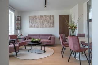 In deze residentiële omgeving, nabij de commerciële voorzieningen en op wandelafstand van zee en strand, vindt u dit smaakvol gerenoveerd...