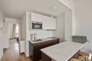 <p><strong>Instapklare en volledig uitgerust appartement in hartje Antwerpen<br /><br /></strong>Dit sfeervolle appartement is gelegen in de Huidevettersstraat, in het bruisende centrum van Antwerpen.<br />Winkels, scholen, openbaar vervoer en gezellige bars en restaurants bevinden zich op wandelafstand, terwijl de nabijgelegen invalswegen zorgen voor uitstekende bereikbaarheid. Een unieke kans voor wie centraal wil wonen of investeren.<br /><br /><strong>Indeling</strong><br />- inkomhal op de vijfde verdieping<br />- apart toilet<br />- woonkamer, zonder inkijk<br />- volledig uitgeruste keuken<br />- aparte slaapkamer<br />- badkamer met ligbad en wastafel<br /><br /><strong>Bijzonderheden<br />- </strong>Algemene kosten ca. 55 euro per maand voor onderhoud gemeenschappelijke delen<br />- Gemeenschappelijke fietsenberging aanwezig</p>