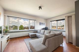 Dit halfopen appartement is gelegen in Hoevenen, in een kleinschalig gebouw met slechts drie appartementen. Via de inkomhal komen we terecht in de gezellige woonkamer met aansluitend de nieuwe keuken, voorzien van een koelkast, inductiekookplaat, dampkap en spoelbak. Verder beschikt het appartement over twee ruime slaapkamers, waarvan één met toegang tot het terras. De badkamer is uitgerust met een douche en lavabo, en er is een apart toilet aanwezig. De garagebox kan worden bij aangekocht voor € 20.000,00. <br />Bijkomende troeven zijn de nieuwe cv-ketel, het dak dat in orde is en de nieuwe keuken, die nog verder afgewerkt kan worden naar eigen smaak. Een ideale kans voor wie op zoek is naar een appartement met potentieel op een rustige locatie in Hoevenen. Wenst u meer info? Contacteer ons via 03 568 03 03 of lauren@vastgoed03.be