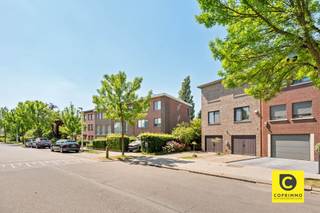 <p><span>Luxurious and energy-efficient living in Edegem: Stunning semi-detached home (208 m²) with a dream kitchen and sunny garden</span></p><p><span>Do you dream of a move-in-ready home where space, light, and elegance come together seamlessly? This high-quality semi-detached home of approx. 208 m² (see EPC) on a lot of approx. 397 m² offers it all. Located in a prime spot in Edegem, close to Fort 5, Hof ter Linden, UZA, schools, and major access roads, you’ll enjoy exceptional living comfort here. With solar panels on the roof, a double indoor garage, a fully equipped kitchen, a beautifully landscaped southwest-facing garden, and a well-thought-out floor plan upstairs, this home checks every box imaginable.</span></p><p><span> </span></p><p><span>Entrance &amp; Convenient Parking</span></p><p><span>The wide front of the home makes for a delightful entrance. The driveway easily accommodates two cars, and the home also features a spacious double garage for two more cars. In the garage, you’ll also find a convenient hookup for your washing machine. The entryway is equipped with a guest restroom and a practical storage area under the stairs, and provides direct access to both the living area and the garage.</span></p><p><span> </span></p><p><span>Bright Living Area &amp; Dream Kitchen</span></p><p><span>The spacious living area, featuring underfloor heating, forms the heart of the home. The natural light here is truly fantastic thanks to the large sliding windows and the unique skylight, equipped with electrically operated Velux windows and built-in sunshades. An attractive focal point in the living area is the "Stûv" wood-burning stove.</span></p><p><span> </span></p><p><span>The open-concept kitchen is a true paradise for cooking enthusiasts. The massive kitchen island, stylishly finished with a high-quality Dekton countertop, features an extra-wide 6-zone cooktop and a massive 90-cm oven. The kitchen is further equipped with high-quality built-in appliances, including a steam oven, combination microwave, dishwasher, refrigerator, and freezer, all surrounded by an abundance of cabinet space. Adjacent to the kitchen is a convenient pantry that leads to the garage. In addition, the living area features a climate-controlled, extra-insulated storage room that serves perfectly as a luxury wine cabinet.</span></p><p><span> </span></p><p><span>Outdoor Living: Southwest-Facing Garden &amp; Outdoor Kitchen</span></p><p><span>Through the large sliding window, you step right into the sun-drenched garden (approx. 175 m²), which faces southwest. Here, you can enjoy the sun all day long in complete privacy. A real showstopper is the covered patio with a semi-open outdoor kitchen—the ideal spot for long summer evenings and cozy barbecues with friends and family. An electric awning provides plenty of shade.</span></p><p><span> </span></p><p><span> &amp; Bedrooms and Double Bathroom</span></p><p><span>On the upper floor, the landing with a separate toilet provides access to three full-sized bedrooms. The master bedroom is an impressive suite measuring approximately 31 m², featuring a beautiful custom-built walk-in closet and air conditioning for an optimal sleeping environment. The two remaining bedrooms, each approximately 13 m², are also exceptionally spacious and fully furnished.</span></p><p><span> </span></p><p><span>Adjacent to the master suite is a cleverly designed bathroom concept that is bathed in light thanks to two electrically operated skylights. The space is divided into two distinct zones that can be separated by a convenient sliding door. On one side, you’ll find an en-suite area with a spacious walk-in shower and a double vanity, and on the other, a second bathroom area equipped with a relaxing bathtub (including a shower screen) and an additional vanity. This flexible layout gives you the feeling of having two separate bathrooms: ideal for keeping the morning rush running smoothly or for welcoming guests in complete privacy.</span></p><p><span> </span></p><p><span>Highlights:</span></p><p><span>- Exceptional space: Approx. 208 m² of living area with 3 large bedrooms (31 m², 13 m², and 13 m²).</span></p><p><span>- Sustainable &amp; Energy-efficient: Equipped with solar panels for worry-free energy bills.</span></p><p><span>- Convenient parking: Double indoor garage + driveway for 2 additional cars.</span></p><p><span>- Culinary features: Kitchen with Dekton countertop, island, 6-zone induction cooktop, steam oven, and wine cooler.</span></p><p><span>- Sun-drenched garden: Southwest-facing (approx. 175 m²) with a covered outdoor kitchen.</span></p><p><span>- Flexible luxury: Master suite with walk-in closet, air conditioning, and a smart dual-bathroom layout.</span></p><p><span>- Prime location in Edegem: Excellent Mobiscore (8.4) near green spaces, schools, and the A12/E19.</span></p><p><span> </span></p><p><span>In short: a high-quality, surprisingly spacious family home where you’ll want for nothing. Schedule a viewing today and let yourself be enchanted!</span></p>