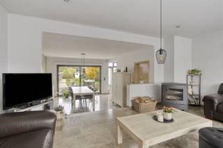 OKEGEM: Ruime en moderne gezinswoning in Ninove met 4 slaapkamers, 254,5 m² bewoonbare oppervlakte en een royale, onderhoudsvriendelijke tuin. Deze woning is in uitstekende staat en biedt een slimme indeling, veel natuurlijke lichtinval en meerdere leeflagen die comfort en privacy combineren. Parkeren gebeurt vlot op de eigen oprit en via de inpandige garage is er directe toegang tot de woning. Indeling en leefruimteBij binnenkomst sta je in een ruime hal met garderobe en een apart toilet. De living en eetkamer vormen een open geheel met elkaar en staan in verbinding met de keuken, waardoor koken en tafelen moeiteloos ván elkaar aflopen. De grote raampartijen brengen veel licht binnen en geven een uitnodigend uitzicht op de zithoek en tuin. Een stijlvolle open haard geeft extra sfeer op frisse dagen. De keuken is modern met een centraal aanrecht/eiland, voldoende opbergruimte en ingebouwde apparatuur. Via grote schuifdeuren stap je zo naar het zonnige terras en de achtertuin, ideaal voor buitenleven en entertainment. Daarnaast is er nog een washok voorzien met toegang via de keuken. Slaapkamers en sanitaire voorzieningenOp de verdiepingen bevinden zich vier ruime slaapkamers, elk met voldoende daglicht en ruimte voor kledingkasten. De badkamer (voorzien van inloopdouche en stijlvolle wastafelmeubel) is eigentijds afgewerkt en aansluitend op de gang is er een apart toilet. De indeling is ideaal voor gezinnen of wie thuiswerken gewenst is, met voldoende rustruimte op elke verdieping.Zolder en bergingEen bijzonder pluspunt is de geïsoleerde zolderverdieping die veel potentieel biedt: extra slaap- of werkruimte, hobbykamer of opslagruimte met tal van opbergmogelijkheden. De naastgelegen berging en kelderruimte dienen als praktische opslag voor seizoensspullen, gereedschap en meer.Buitenruimte en tuinDe woning beschikt over een ruime, onderhoudsvriendelijke tuin met gazon, diverse struiken en bomen, en meerdere tuin- en zithoeken. Een opvallend element is het ruime terras waar je ’s zomers lange dagen buiten kunt doorbrengen met familie en vrienden. Daarnaast is er een praktische tuinberging en een vrij uitzicht op groen en rust, wat zorgt voor veel privacy.Technische en comfortkenmerkenDe woning is zorgvuldig gemoderniseerd en biedt veel daglicht, kwaliteitsafwerking en een aangename woninggevoel. De inpandige garage geeft ruimte voor een auto en extra opslag, met directe toegang tot de woning. De ligging in Okegem ligt gunstig ten opzichte van winkels, scholen en recreatiegebieden, waardoor comfort en gemak hand in hand gaan.SamengevatDeze goed onderhouden woning combineert ruimte, comfort en praktische voorzieningen in een geliefde buurt van Okegem. Met 4 slaapkamers, een moderne keuken en badkamer, een ruime open leefruimte, een prachtige tuin en een ruime zolder is dit huis klaar om onmiddellijk te betrekken en naar eigen smaak verder te leven. Benieuwd naar deze woning? Plan snel een bezichtiging.