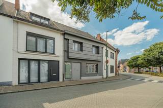 <p><strong>Instapklare woning met 2 slaapkamers in hartje Vorselaar. EPC: label C (218 kWh/m²). Elektriciteit is conform.</strong><strong><br /><br />Ligging</strong>: <strong>:<span> </span></strong><span>Gunstige ligging in het centrum van Vorselaar. Op wandelafstand van de markt, scholen, winkels en openbaar vervoer.</span><br /><br /><strong>Indeling</strong>: <strong>0:</strong> inkomhal, woonkamer, eetkamer, keuken, berging, badkamer <strong>+1:</strong> 2 slaapkamers, dressing, toilet <strong>+2:</strong> grote zolder. <strong>Buiten:</strong> Tuin/terras</p>
<p><strong>Omschrijving</strong>: Deze prachtige woning, ontworpen door architect<strong> </strong>Anja Vissers, een gerenommeerd architecte uit de regio, combineert een doordachte architectuur met een aangename woonbeleving. Dankzij de ruime leefruimtes, grote raampartijen en open indeling geniet u hier van een bijzonder gevoel van ruimte, licht en comfort. Bij het betreden van de woning komt u in de ruime inkomhal. Van hieruit heeft u toegang tot de woon- en eetkamer, die in verbinding staat met de open keuken. De keuken is uitgerust met de nodige voorzieningen en sluit mooi aan bij de leefruimte. De grote raampartijen zorgen voor veel natuurlijke lichtinval en geven de woon- en eetkamer een aangenaam en open karakter. Vanuit de eetkamer is er rechtstreeks toegang tot de tuin, waardoor er een vlotte verbinding ontstaat tussen de binnen- en buitenruimte. Op het gelijkvloers bevindt zich daarnaast een badkamer. Op de eerste verdieping bevinden zich twee slaapkamers, een toilet en een dressing met ingemaakte kasten. De ruimtes kunnen naar eigen behoefte worden ingericht en bieden voldoende opbergruimte. De tweede verdieping bestaat uit een ruime zolderverdieping. Deze biedt, afhankelijk van de behoeften van de nieuwe eigenaar, mogelijkheden om bijkomende kamers of een andere polyvalente ruimte te creëren. De woning biedt hierdoor verschillende mogelijkheden en kan aangepast worden aan de noden van een gezin, zowel vandaag als op langere termijn. De combinatie van de ruime leefruimtes, de tuin en de extra ruimte op de zolderverdieping maakt dit een woning met een interessante indeling en uitbreidingsmogelijkheden.<br /><br /><strong>Extra troeven:</strong><br />- Elektrische zonneluifel<br />- Elektriciteit conform<br />- Gunstige locatie<br /><br /><strong>Bijzondere informatieplicht:</strong> in aanvraag.<br /><br /></p>