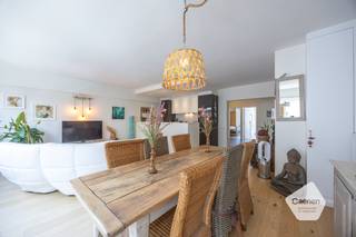 <ul>
	<li>Dit appartement is gelegen in de Warschaustraat, een <strong>rustige</strong> maar toch zeer <strong>centrale</strong> ligging.</li>
	<li>Het strand is op slechts 5 minuten wandelafstand verwijderd van het appartement.</li>
	<li>Gezien de gunstige oriëntatie en de grote glaspartijen geniet het appartement zeer veel natuurlijk <strong>daglicht en zon.</strong></li>
	<li>De indeling is als volgt: inkom, leefruimte met open keuken, badkamer, toilet, berging, <strong>twee slaapkamers</strong> en terras.</li>
	<li>Recent werd het appartement volledig <strong>gerenoveerd</strong> met kwalitatieve materialen.</li>
	<li>Bijkomende kenmerken: gunstige <strong>EPC score</strong> en conforme elektrische keuring.</li>
	<li>Het ideale woonappartement of tweede verblijf.</li>
</ul>