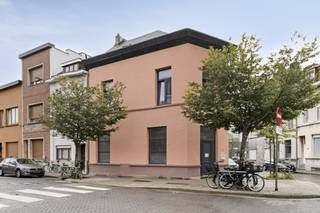 Deze instapklare woning met vijf slaapkamers te koop is gelegen in het zuiden van Antwerpen aan de Kielsevest op de hoek met de Balansstraat...