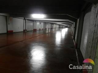 CASALINA Real Estate biedt te koop aan – GARAGEBOX nr. 15Afgesloten garagebox voor 1 wagen, gelegen in de ondergrondse verdieping van een gebouw met...