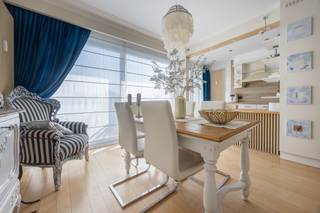 Dit zeer verzorgd appartement is centraal gelegen en heeft 2 slaapkamers.<br /><br />De living heeft veel lichtinval op een mooie houten vloer en er is overal dubbele beglazing.<br /><br />De open keuken op stenen vloer is volledig uitgerust en heeft: een ingebouwde ijskast en diepvries, een ceramische kookplaat, een dampkap, een vaatwasser, een dubbele spoelbak, een micro-oven en kasten boven en onder.<br /><br />De badkamer is volledig betegeld, een ligbad/douche en een lavabo.<br /><br />Het appartement heeft 2 slaapkamers ( 15m² + 11m²) en hebben beide zonnewering.<br /><br />Er is tevens een apart W.C. in het appartement.<br /><br />Het mooie terras (8m²) is aan de voorkant van het appartement gelegen en heeft een automatische zonnetent.<br /><br />Zeer gunstig EPC 176 kWh/m² jaar, LABEL B !<br /><br />De elektriciteit is conform.<br /><br />De maandelijkse kosten bedragen €250 ( verwarming, water, blokpolis, syndicus, minuterie, lift controle en onderhoud, ...) <br /><br />Voor meer info of een bezoek, neem contact op met Philip op 0476 99 90 29 of philip@reds.be.
