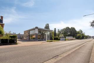 Opbrengsteigendom bestaand uit een bedrijfsgebouw met appartement op een totale grondoppervlakte van ca. 2.890 m². --> Verhuurde commerciële ruimte - Fitness * Gebouw vooraan van ca. 300 m² verdeeld over een gelijkvloers van ca. 220 m² en eerste verdieping van ca. 80 m². Aanwezigheid van kelder. Veel natuurlijk lichtinval door grote glaspartijen. Verwarming op gas + airco.* Open fitnessruimte voorzien van glas en nieuwe airco's (2021) van in totaal 200m², hoogte van 3m, lichtstraat. Hoogspanningscabine aanwezig. --> Verhuurde hal - VeilingzaalTotale oppervlakte van ca. 1.300 m², bestaand uit 2 hallen.> Hal van ca. 760m²- lichtstraat - polybetonnen vloer - elektrische sectionaalpoort (4 m B x 4,2 m H) - vivox brander (mazout) - vrije hoogte: 6 m - regenwater - dienstenruimte voorzien van vergaderzaal en sanitair> Hal van ca. 535m²- vrije hoogte 3 m - nokhoogte 5 m* Verhuurd appartement met aparte ingang. --> Aanwezigheid van zonnepanelen met ook injectie op het net.De eigendom is deels gelegen in de zone 'algemene woongebieden' en deel in de zone 'perifere kerngebieden' volgens het APA 'Afbakening regionaalstedelijk gebied Roeselare.De zones heeft een meervoudige bestemming en is geschikt voor wonen, handel, dienstverlening, ambacht en kleinbedrijf.Dit pand kan onderhevig zijn aan de renovatieverplichting die door de Vlaamse overheid wordt opgelegd voor niet-residentiële gebouwen. Meer informatie: https://www.energiesparen.be/nr/renovatieverplichting.Bestuursmaatregelen in het maatregelenregister: in aanvraag