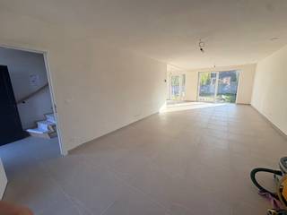 In het centrum van Sint-Lievens Houtem vinden we deze ruime nieuwbouwwoning met 3 mooie slaapkamers ! 6% BTW mogelijk door sloop- en heropbouw. Energiezuinig dankzij 6 zonnepanelen. Een lichtrijke doorzonliving met open, volledig ingerichte keuken met aangrenzende berging. Via de prachtige eiken Z-trap komen we op de 1e verdieping met een ruime badkamer, met bad en douche, een afzonderlijk nachttoilet en 3 mooie slaapkamers. Via de mooie eiken, open trap bereiken we dan nog een grote zolderruimte die mogelijks kan ingericht worden.