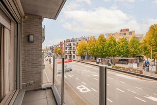 Situé sur la Bredabaan, en plein centre, cet appartement se trouve au premier étage d’un immeuble construit par Vleugels en 2016.<br /><br />Hall d’entrée avec accès direct à la pièce de vie et à la cuisine ouverte entièrement équipée de tous les appareils, ainsi qu’à un débarras pratique.<br /><br />Hall de nuit avec local technique/buanderie, deux chambres donnant toutes deux sur une grande terrasse orientée plein sud, toilettes séparées et vaste salle de bains équipée d’un lavabo, d’une baignoire et d’une douche à l’italienne.<br /><br />Atouts supplémentaires :<br />- chauffage par le sol sur sol en pierre imitation parquet<br />- climatisation dans le séjour et la chambre<br />- vaste terrasse d’environ 32 m²<br />- grand box de garage double avec porte automatique et accès pratique via Vagevuurvelden<br />- débarras séparé<br />- faibles charges<br />- bon PEB<br /><br />Immeuble au centre de Brasschaat, avec tous les commerces, etc. à proximité immédiate.