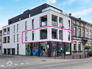 Via de lift of trap bereikt u dit verzorgde appartement op de eerste verdieping. Bij het binnenkomen wordt u verwelkomd in een lichtrijke leefruimte met een gezellige zit- en eethoek, waar grote raampartijen zorgen voor een aangename sfeer en veel natuurlijk licht.<br /><br />De open, volledig geïnstalleerde keuken sluit naadloos aan op de leefruimte en beschikt over een praktische aansluitende berging. Vanuit de woonkamer heeft u toegang tot het ruime en gezellige terras, de ideale plek om te ontspannen of gezellig te tafelen.<br /><br />Verder beschikt het appartement over een aparte berging met wasplaats, twee slaapkamers en een comfortabele badkamer uitgerust met een douche en dubbele lavabo. Het afzonderlijke toilet zorgt voor extra gebruiksgemak.<br /><br />Als extra troeven zijn er een afgesloten ondergrondse berging, een gemeenschappelijke afgesloten fietsenstalling en een privatieve parkeerplaats in het automatische liftensysteem aanwezig.<br /><br />Een instapklaar appartement dat comfort en een aangename woonbeleving perfect combineert.<br /><br />Richtprijs staanplaats in ondergrondse parking met liftensysteem: €15000<br /><br />Extra troeven<br /><br />
<ul>
<li>EPC A</li>
<li>ondergrondse parking en fietsenstalling met liftensysteem</li>
<li>kelderberging</li>
<li>topligging</li>
</ul>
<br />Deze woning is te koop ZONDER makelaar via het concept van Smart Houses. Wenst u verdere inlichtingen of een bezoek? Contacteer rechtstreeks de eigenaar via 0494/12.53.84