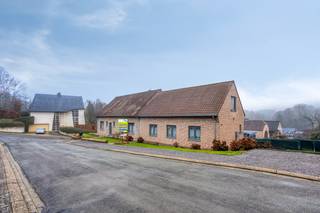 Deze uitzonderlijk ruime villa biedt niet alleen een comfortabele gezinswoning, maar is ook ideaal voor een kangoeroewoning of voor een vrij...