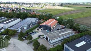 Dit praktisch en veelzijdig <strong>magazijn</strong> is gelegen in de Hanzestraat 22 te <strong>Blankenberge</strong> en beschikt over een totale binnenoppervlakte van +/- 332 m², aangevuld met een ruime <strong>verharde buitenruimte</strong> van +/- 210 m². De combinatie van magazijnruimte en buitenruimte maakt dit pand bijzonder geschikt voor opslag, logistieke activiteiten of ambachtelijke bedrijvigheid.<br /><br />De loods beschikt over een inpandige bureauruimte, toilet, douche en wasruimte met bovenliggende mezzanine. De toegang tot het magazijn gebeurt via een ruime toegangspoort van (5 m B x 4 m H). De aansluitende verharde buitenruimte van +/- 210 m² biedt bijkomende mogelijkheden voor parking, stockage of het stallen van voertuigen en materiaal. Verder zijn er 2 nooduitgangen voorzien.<br /><br /><strong>Strategisch gelegen met een vlotte bereikbaarheid richting Brugge, Zeebrugge en de A11</strong>, vormt dit een interessante locatie voor ondernemers die op zoek zijn naar een functionele bedrijfsruimte met ruime buitenruimte.<br /><br />Contacteer <strong>PANORAMA B2B </strong>voor bijkomende inlichtingen, plannen of een vrijblijvend plaatsbezoek <strong>0479 70 70 73</strong>.