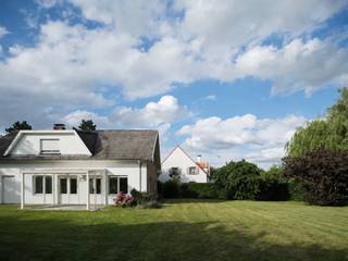 Propriété unique située en bordure du Parkbos – projet de rénovation ou de nouvelle construction<br />Située dans un cadre exceptionnel et verdoyant à Sint-Martens-Latem, en bordure du Parkbos et au calme d’une rue sans issue, cette propriété offre un potentiel particulièrement intéressant.<br />La maison se trouve sur un magnifique terrain d’environ 1 334 m² et dispose actuellement d’une surface habitable utile d’environ 211 m², avec en outre des possibilités d’agrandissement.<br />Sous réserve de l’obtention des autorisations et permis nécessaires, plusieurs possibilités peuvent être envisagées. Il est ainsi possible de réaliser une rénovation complète ou, sous réserve des autorisations requises, de construire une nouvelle habitation.<br />La combinaison de la situation exceptionnelle, du cadre verdoyant, de la superficie du terrain et des possibilités d’aménagement fait de cette propriété une opportunité rare pour ceux qui recherchent un projet résidentiel à fort potentiel.<br />Un emplacement idéal pour ceux qui souhaitent profiter du calme et de la nature, tout en restant à seulement 15 minutes en voiture de Gand.<br />Une opportunité unique de créer la maison familiale idéale dans le très recherché Sint-Martens-Latem.