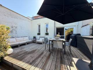 Kwalitatief gelijkvloers appartement met 2 slk en mooie tuin en terras nabij centrum Lier. <br /><br />Algemeen:<br />- Kwalitatief gerenoveerd appartement<br />- Top gelegen vlakbij het centrum van Lier, winkels, scholen, openbaar vervoer,...<br />- Voorzien van een parket vloer<br />- Airco in leefruimte en master bedroom<br />- Toegang tot het perceel achteraan via gang naast appartement<br />- Maandelijkse gemeenschappelijke kosten: 25 euro<br />- Kelderberging<br /><br />Indeling: <br />- Inkomhal met apart toilet<br />- Master bedroom vooraan <br />- Ruime badkamet met dubbele lavabo, toilet en douche<br />- Aparte berging/wasplaats<br />- 2e slaapkamer<br />- Grote leefruimte met open keuken (volledig geïnstalleerd)<br />- Leuke tuin met ruim terras <br />- Poortje achteraan de tuin met achter uitgang