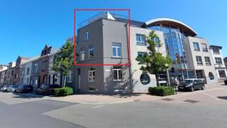 Dit triplex appartement is centraal gelegen te Oostende.Nabij openbaar vervoer, winkels en scholen. Het bevat een triplex met 3...