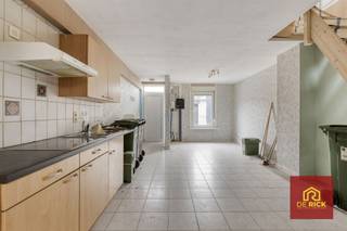 In een doodlopend straatje vinden we deze energiezuinige starterswoning. Ze omvat: woonkamer met open keuken, douchekamer en 4 slaapkamers. Een...