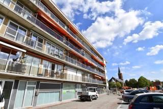 Op zoek naar een lichtrijk en instapklaar appartement op een toplocatie? Of eerder op zoek naar een interessante investering? Dan is dit appartement absoluut het bekijken waard!<br /><br />Dit aangename appartement is gelegen in het hartje van Gullegem, op een uitstekende locatie waar alle dagelijkse voorzieningen vlot bereikbaar zijn. Het appartement bevindt zich op de 4de verdieping van residentie “De Gulle” en is eenvoudig bereikbaar met de lift.<br /><br />Indeling als volgt:<br />Via de inkomhal, voorzien van een handige vestiaire/voorraadkast, kom je terecht in de lichtrijke leefruimte. Dankzij de grote raampartijen geniet je hier van een aangename natuurlijke lichtinval. Aansluitend bevindt zich de geïnstalleerde keuken.<br /><br />Verder beschikt het appartement over een badkamer met ligbad en lavabomeubel, 2 volwaardige slaapkamers en een apart toilet. Aparte wasplaats met extra opbergmogelijkheden.<br /><br />Een absolute troef is het zonnige terras, dat zich uitstrekt over de volledige breedte van het appartement. Hier kan je heerlijk genieten van het buitenleven en het mooie, open zicht. De omgevingswerken zijn momenteel volop aan de gang. Binnenkort geniet je hier bovendien van een groene omgeving met zicht op het vernieuwde landschap en de kronkelende Heulebeek!<br /><br />Individuele kelderberging én garagebox zijn inbegrepen in de vraagprijs!<br /><br />Onze ref. DEV5175