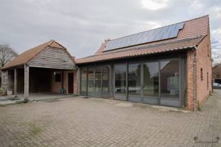 <p><span>Rustig gelegen villa met min. 5 slaapkamers, ruime garage en zwembad op 1.876 m².</span><span> </span></p><p><span> </span></p><p><span>Gelijkvloers: </span></p><p><span>Inkomhal met apart toilet. </span></p><p><span>Woonkamer van 52 m² op parket, voorzien van speksteenkachel. </span></p><p><span>Open geïnstallerde keuken van 22 m² met: </span></p><p><span>- natuurstenen werkblad </span></p><p><span>- dubbele spoelbak </span></p><p><span>- dampkap </span></p><p><span>- inductiekookplaat </span></p><p><span>- oven </span></p><p><span>- microgolf </span></p><p><span>- vaatwasmachine </span></p><p><span>Veranda/polyvalente ruimte van 50 m² op parket. </span></p><p><span>Wasplaats/achterinkom/CV-ruimte op keramische tegel. </span></p><p><span>Slaapkamer 1 van 18 m² op parket. </span></p><p><span><br /></span><span>Eerste verdieping</span><span>: </span></p><p><span>Badkamer van 17 m² op keramische tegel met bad, douche, dubbele lavabo en toilet. </span></p><p><span>4 ruime slaapkamers, allen op parket: </span></p><p><span>- slaapkamer 2 van 24 m² </span></p><p><span>- slaapkamer 3 en 4, beide van 19 m² </span></p><p><span>- slaapkamer 5 van 26,5 m² met ingemaakte kasten </span></p><p><span> </span></p><p><span>Overdekt terras van 24 m² met bijkeuken/overdekt terras van 10,5 m². </span></p><p><span>Zwembad van 9 × 4,5 m. </span></p><p><span> </span></p><p><span>Ruime zolder. <br />Kelder van 50 m² verdeeld over 3 ruimtes. </span></p><p><span> </span></p><p><span>Bijgebouwen</span><span>: </span></p><p><span>Uitpandige dubbele garage van 50 m² op keramische tegel met zolder van 38 m² nuttige ruimte. </span></p><p><span>Buitenberging van 51,5 m². </span></p><p><span>Tuinhuis van 10 m². </span></p><p><span><br /></span><span>Bijzonderheden</span><span>: </span></p><p><span>54 zonnepanelen en laadpaal aanwezig. </span></p><p><span>Bewoonbare oppervlakte: 341,5 m². </span></p><p><span>Bebouwde oppervlakte: 333 m². </span></p><p><span>Serre achter in de tuin. </span></p><p><span> </span></p><p><span>Stedenbouwkundige inlichtingen: Vergunning aanwezig, geen verkavelingsvergunning, geen voorkooprecht, geen maatschappelijke herstelmaatregel opgelegd, woongebied. </span></p>