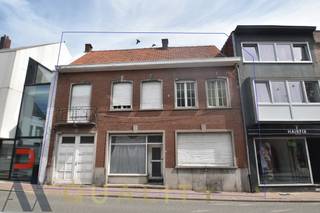 Karaktervolle te renoveren rijwoning/handelshuis in het centrum van Merchtem op een perceel van 07 are 65 met achteraan het perceel een uitweg voor fietsers/voetgangers. Deze ruime eigendom biedt mogelijkheden voor de combinatie wonen-werken op een toplocatie. De woning beschikt over een grote tuin, een garage, maar liefst 5 ruime slaapkamers en een via een vaste trap bereikbare, geïsoleerde zolderruimte. Ideaal voor grote gezinnen of wie extra ruimte zoekt voor kantoor, hobby of praktijk. Dankzij de centrale ligging bevinden winkels, scholen en openbaar vervoer zich op wandelafstand. Een unieke opportuniteit met tal van mogelijkheden voor zelfstandigen, investeerders of gezinnen die ruimte waarderen. EPC: 268 kWh/m²/j., energielabel: C en unieke code: 20260602-0003882555-RES-1.