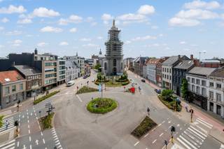 Op zoek naar een ruim en lichtrijk appartement in het centrum? Dan is dit appartement van maar liefst 126 m² op de vierde verdieping van residentie Boudelo zeker een bezoek waard. Dankzij de hoekligging — op de kruising van de Plezantstraat en de Hofstraat — geniet je hier van een wijds, open uitzicht over Sint-Niklaas.De lift brengt je comfortabel tot aan de voordeur. Binnenin vind je een ruime inkomhal, een gezellige leefruimte met parketvloer en eetplaats, en een open keuken die mee in verbinding staat met de woonkamer — ideaal voor wie houdt van openheid en gezelligheid. Verder zijn er twee volwaardige slaapkamers, een ingerichte badkamer en een aangenaam terras waar je volop kan genieten van zon en stadse rust.Als extra pluspunt beschikt dit appartement over een private autostaanplaats en twee extra bergingen (nr. 28) in de ondergrondse parkeergarage (-2).EPC = A label