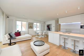 Prachtig gemeubeld 3-slaapkamer appartement in Duinenwater met een panoramisch uitzicht over het meer. <br />Het appartement beschikt over drie ruime slaapkamers, een moderne badkamer, een aparte douchekamer, een berging en een kelderruimte. <br />Twee zonnige terrassen nodigen uit om te ontspannen en te genieten van het uitzicht. <br />Grote garagebox bij te huren voor 150 euro per maand<br />Syndickosten bedragen 100 euro per maand