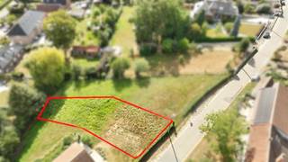 Situé au calme et non loin du centre de Rebecq, beau terrain à bâtir offrant la possibilité d'y construire une belle maison 3 façades...