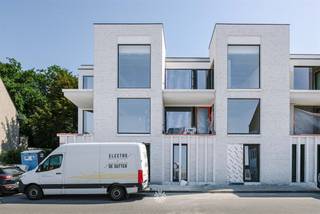<p><span>In het hart van Zwijnaarde wordt de huidige statig villa gelegen aan de Dorpsstraat 24 herontwikkeld naar een</span><span> prachtig en gezellig woonproject 'COEUR'</span><span> van </span><span>11 appartementen</span><span> die zich mooi nestelt in de bestaande buurt. </span></p><p><span> </span></p><p><span>Naast zijn unieke ligging, pal in het centrum van het dorp, is het project ook perfect ontsloten door openbaar vervoer en kent het een vlotte verbinding naar alle uitvalswegen richting Gent en andere grootsteden. </span></p><p><span> </span></p><p><span>De site is uitgerust met een </span><span>gemeenschappelijke groene buitenruimt</span><span>e die dienst zal doen als ontmoetingsruimte voor de bewoners. </span></p><p><span> </span></p><p><span>Ook onderscheidt </span><span>het project 'COEUR</span><span>' zich op vlak van duurzaamheid, zo is er een</span><span> riante bovengrondse fietsenberging </span><span>voorzien en zijn de appartementen uitgerust met de </span><span>laatste duurzame technieken, zoals zonnepanelen en individuele warmtepompen. </span></p><p><span> </span></p><p><span>Het project biedt een breed aanbod van verschillende appartementen aan, zo is er de keuze</span><span> tussen 1, 2 of 3 slaapkamer appartementen met een oppervlakte van 65 m² tot 122 m² </span><span>elk voorzien van een </span><span>ruim en zonnig terras. </span></p><p><span> </span></p><p><span>Verder zullen alle appartementen met </span><span>zeer duurzame en kwalitatieve materialen worden opgebouwd </span><span>en kan u aan de hand van </span><span>royale budgetten</span><span> het appartement uiterst</span><span> kwalitatief afwerken.</span></p><p><span> </span></p><p><span>Ondergronds zal u v</span><span>ia de parkeerlift de ondergrondse parking </span><span>betreden, waar u de mogelijkheid heeft tot de aankoop van een </span><span>parkeerplaats àls een ondergrondse kelderberging. </span></p><p><span> </span></p><p><span>Kortom, altijd al willen wonen in het hart van Zwijnaarde en dat nabij de golf van Zwijnaarde? Kom dan snel het project 'COEUR' ontdekken!</span></p><p><span> </span></p><p><span>Contacteer Axel Lenaerts Gent voor info en verkoop - <span>info@axellenaerts.be</span></span><span> of 09 245 24 24</span></p><p><span> </span></p>