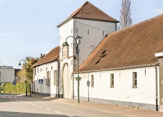 Charmante maison de caractère d’un jardin intérieur unique et bénéficiant d’une vue magnifique. Au cœur du magnifique Mont-de-l’Enclus se trouve cette authentique remise à calèches pleine de caractère, qui attend un nouveau propriétaire visionnaire.Le bâtiment principal, une charmante remise à rénover, offre de nombreuses possibilités pour créer une demeure unique et pleine de caractère. Les éléments authentiques et la structure constituent une base magnifique pour un projet de rénovation où charme et confort moderne peuvent aller de pair.Une opportunité rare pour les amateurs de propriétés de caractère, de projets de rénovation et de lieux uniques.Idéal pour des chambres d’hôtes, des professions libérales ou des promoteurs immobiliers. Visite sur rendez-vous auprès d’IMMO BEGUIN : info@immobeguin.be