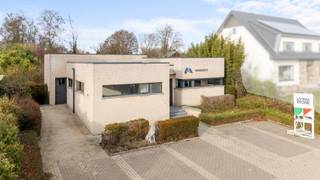 In de Glabbeekstraat, op een rustige locatie en toch dicht bij het centrum van Geetbets, ontdek je een verrassend veelzijdige commerciële ruimte...