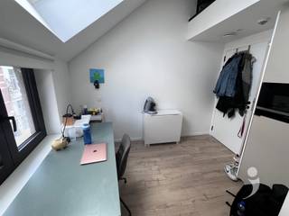 <p><span>*</span><span> Bezoek aan te vragen via student@immolivit.be </span></p><p><span>** Alleen voor studenten</span></p><p><span> </span></p><p><span>Deze studentenresidentie bevindt zich aan de Parkstraat 176, een levendige en strategisch gelegen straat in het hart van Leuven. Deze locatie biedt het beste van twee werelden: de historische charme van de stad gecombineerd met de bruisende sfeer van het studentenleven. Dankzij de centrale ligging bevinden het stadscentrum en verschillende universiteitscampussen zich op wandel- en fietsafstand. Ook het openbaar vervoer is vlot bereikbaar.</span></p><p><span>In de directe omgeving vind je tal van eetgelegenheden, koffiebars en stille plekjes om te studeren, waardoor het de ideale uitvalsbasis is voor elke student. De residentie biedt moderne, comfortabele studentenkamers die inspelen op de behoeften van studenten die op zoek zijn naar rust en een fijne leefomgeving.</span></p><p><span>De beschikbare kamer bevindt zich aan de voorzijde van het gebouw op de tweede verdieping en beschikt over een privébadkamer met douche, toilet en wastafel, evenals een koelkast. Voor het koken kan je gebruik maken van de volledig uitgeruste gemeenschappelijke keuken. </span></p><p><span>De maandelijkse huurprijs bedraagt €655, exclusief een vaste kost van €130/maand voor nutsvoorzieningen (elektriciteit, water, verwarming, internet) </span></p><p><span> </span></p><p><span>interesse? Maak snel een afspraak via student@immolivit.be</span></p><p><span> </span></p>