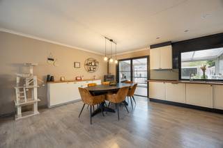 Ontdek deze charmante ééngezinswoning in Hemiksem. Deze woning combineert karakter met modern wooncomfort en staat garant voor jarenlang...