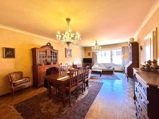 Bent u op zoek naar een ruim appartement met veel potentieel, centraal gelegen en voorzien van alle comfort? Dan is dit appartement zeker een...