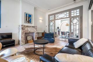 Dit uiterst smaakvol gemeubeld appartement is een 'hidden gem' gelegen in het hart van Antwerpen in een levendige voetgangerszone, omringd...