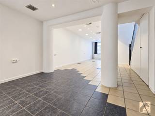<h1><span>Te renoveren woning met 2 slaapkamers en zuidgerichte tuin in St-Antonius</span></h1><p><span>Ben je op zoek naar een woning die je volledig naar eigen smaak kunt renoveren? Deze gesloten bebouwing ligt in het centrum van St-Antonius, vlak bij winkels, scholen, openbaar vervoer en andere dagelijkse voorzieningen.</span></p><p><span>De woning beschikt over een bewoonbare oppervlakte van 139 m² en staat op een perceel van 260 m².</span></p><p><span>Op het gelijkvloers bevinden zich een ruime voorplaats, een eetplaats, een keuken en een afzonderlijk toilet. De voorste ruimte werd vroeger gebruikt als kapsalon en biedt heel wat oppervlakte.</span></p><p><span>Naast de woning loopt een gangetje waarmee je ook met de fiets gemakkelijk tot achteraan kunt. Hier bevinden zich de koer en de zuidgerichte tuin.</span></p><p><span>Op de verdieping zijn er twee ruime slaapkamers. Eén van de kamers beschikt momenteel over een douche en wastafel.</span></p><p><span>De woning is te renoveren en heeft EPC-label F. De renovatieverplichting is van toepassing.</span></p><p><span> </span></p><p><span>Het eerste bezoekmoment vindt plaats op zaterdag 26 september. Schrijf je via de online agenda in en kies zelf een beschikbaar tijdstip. </span></p>