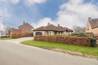 Ruime villa (bewoonbare oppervlakte 304m²) met 3 slaapkamers én bureau (mogelijkheid tot 4 slaapkamers), met kruipkelder en inpandige garage,...