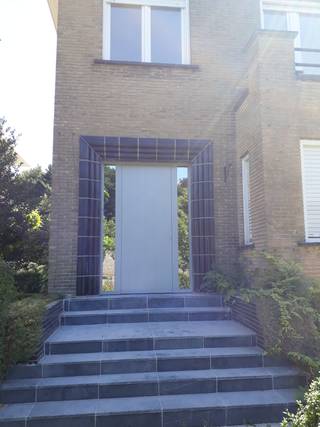 Te huur: ruime open bebouwing in Ieper, gelegen aan de Kiplinglaan, met zicht op de historische stadsgrachten. Deze woning ligt op de stadsrand,...