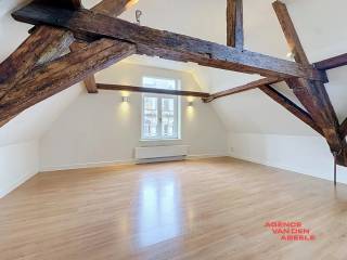 Dit charmante appartement in het hart van Brugge biedt een perfecte combinatie van comfort en functionaliteit. Met een bewoonbare oppervlakte van 68 m² is deze woning ruim en licht ingericht, ideaal voor zowel starters als alleenstaanden die op zoek zijn naar een gezellige woonruimte. De ligging zorgt voor een rustige leefomgeving terwijl alle stadsvoorzieningen binnen handbereik zijn.<br /><br />Het appartement beschikt over één ruime slaapkamer, die voldoende privacy en rust biedt. De moderne badkamer is volledig uitgerust en zorgt voor een prettig startpunt van de dag. Daarnaast is er een efficiënte indeling die het maximale uit de beschikbare ruimte haalt, met aandacht voor leefcomfort en praktische gebruiksmogelijkheden.<br /><br />Deze woning leent zich uitstekend voor mensen die willen wonen in een levendige stad als Brugge, met de voordelen van een comfortabele en goed onderhouden woonruimte. Een ideale kans om te investeren in een kwalitatieve en aantrekkelijke plek om thuis te komen.<br /><br />Kosten: €15,00 provisie A.O.