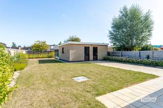 Op zoek naar een ruime gezinswoning met heel wat mogelijkheden en gelegen in een rustige woonomgeving? Dan is deze woning op een prachtig hoekperceel in de Haakwegel te Roeselare zeker het ontdekken waard.<br /><br />Via de inkomhal komen we binnen in de woning, waar we beschikken over een apart gastentoilet en een gezellige, ruime leefruimte. Deze is momenteel ingedeeld in een eetplaats vooraan, een tweede eetplaats achteraan met zicht op de tuin, en een aangenaam zitgedeelte. Aansluitend bevindt zich de ruime, geïnstalleerde keuken met opnieuw zicht op de tuin. Op het gelijkvloers bevindt zich eveneens een eerste slaapkamer. Deze kamer biedt ook de mogelijkheid om ingericht te worden als bureauruimte, hobbykamer, speelkamer of berging, afhankelijk van uw noden. Hier bevindt zich ook de toegang naar de droge kelder.<br /><br />Op de eerste verdieping bevinden zich maar liefst vier volwaardige slaapkamers en een apart toilet. De badkamer is momenteel aan renovatie toe, maar biedt tegelijkertijd heel wat mogelijkheden. Zo kan de badkamer perfect uitgebreid worden met de aangrenzende kamer, waardoor u de mogelijkheid krijgt om een ruime en volledig naar eigen smaak ingerichte badkamer te creëren.<br /><br />De woning is gelegen op een prachtig hoekperceel in een rustige woonwijk te Roeselare. In de nabije omgeving bevinden zich scholen, bakkers, slagers en diverse andere voorzieningen. Achteraan het perceel bevinden zich bovendien twee garages, elk voorzien van een automatische poort, alsook een oprit voor 2 wagens.<br /><br />Deze woning vormt dan ook de ideale opportuniteit voor wie op zoek is naar een ruime woning in een rustige buurt, met tal van mogelijkheden om de woning verder te moderniseren en volledig naar eigen wensen in te richten. <br /><br />Voor meer informatie of om een bezoek in te plannen, kunt u ons contacteren via axel@immofrancois.be of 0471 45 29 95.<br /><br />