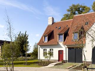 <span>Gelegen in het landelijke Lapscheure, een deelgemeente van Damme, bevindt dit woonproject zich in een rustige en landelijke omgeving. Het erf grenst aan de kerk van Lapscheure en aan drie monumentwoningen die worden gerestaureerd. De combinatie van het rustig landelijke karakter van het dorp, samen met de vlotte bereikbaarheid naar de centrumsteden, Damme en Knokke-Heist, maakt deze ligging zo aantrekkelijk.<br /><br /><strong>Woning 1</strong><br />121 m² woonoppervlakte · 922 m² perceel · 3 slaapkamers · casco · 552.000 € (excl. verkooprechten, btw en kosten). <br /><br />Halfopen nieuwbouwwoning, op een zongeoriënteerd perceel van 922 m² met een magnifieke tuin. <br /><br />Op het gelijkvloers bevat de woning een ruime inkomhal, leefruimte en een open eet- en kookplaats, met gastentoilet, tuin- en fietsberging en inpandige garage.<br />Boven drie ruime slaapkamers, waarvan twee met een gedeelde badkamer. De master bevat naast een eigen badkamer ook nog een leuke dressing.<br />Apart toilet en een afzonderlijke technische ruimte.<br /><br />De zolder kan vrij ingevuld worden met extra slaapkamers, hobbyruimte of als bergruimte.<br /><br />De woning wordt wind- en waterdicht opgeleverd met volledige ruwbouw, dakopbouw en buitenschrijnwerk.<br /><br />Wie graag zelf de keuken, vloeren en sanitair afwerkt, of dat gefaseerd wil aanpakken, vindt in deze woning van het project de grootste vrijheid, tegen de laagste instapprijs.<br /><br />Heeft u interesse in deze woning? Contacteer ons via 050 60 60 78 of info@immonano.be. </span>
