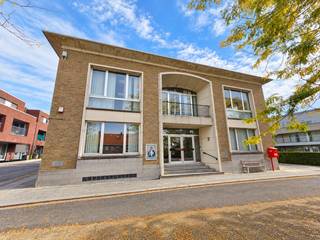 Sommige gebouwen hebben iets. Een uitstraling, een zekere ziel, een karakter dat je niet zomaar opnieuw kunt bouwen. Het voormalig gemeentehuis van Aalbeke is zo’n gebouw.<br /><br />De firma DTA Projects uit Marke, met een hart voor degelijk vakmanschap, interieur en afwerking, kocht het gebouw omdat ze meteen tal van mogelijkheden zagen. “Toen dit gebouw op ons pad kwam, zagen we meteen het potentieel van dit pand,” vertelt Jurgen van DTA Projects. Vandaag staat DTA Projects klaar om dit verhaal door te geven aan een nieuwe eigenaar.<br /><br />Midden in de dorpskern van Aalbeke staat dit solide gebouw met een bewoonbare oppervlakte van 529 m² op een perceel van 1.422 m². Een uitzonderlijk ruime basis voor wie op zoek is naar een professionele locatie met uitstraling. Een groepspraktijk voor artsen of kinesisten, een dierenartsenpraktijk, een advocaten- of accountantskantoor, een IT-bedrijf… de mogelijkheden zijn bijzonder ruim.<br /><br />Ook praktisch heeft het pand heel wat te bieden. Voor de deur ligt een verzorgde, gratis publieke parking. Achter het gebouw bevindt zich bovendien een ruime privatieve parking voor een twaalftal wagens.<br /><br />Wie verder kijkt dan vandaag, ziet nog meer potentieel. Een optopping behoort tot de mogelijkheden, ook een combinatie van wonen en werken is mogelijk, net als een kangoeroewoning. Er zijn dus verschillende pistes om het gebouw een nieuwe toekomst te geven, steeds met respect voor wat het vandaag bijzonder maakt: zijn karakter, uitstraling en geschiedenis.<br /><br />We verkopen het gebouw bewust in zijn huidige staat. Niet omdat het verhaal stopt, maar omdat het verhaal nu pas kan beginnen. DTA Projects kan de renovatie en afwerking mee begeleiden. Een concreet renovatievoorstel is beschikbaar, maar er is bewust geen standaardoplossing. Een tandartsenpraktijk vraagt nu eenmaal iets anders dan een advocatenkantoor. Daarom krijgt de nieuwe eigenaar de vrijheid om zelf te bepalen hoe het gebouw moet functioneren en aanvoelen.<br /><br />Kortom: een gebouw met een verleden, een stevige basis voor de toekomst en vooral de ruimte om uw eigen project te realiseren.<br />Interesse? Bel of mail Jasper: 0479/27 71 92 - Jasper@immopottelberg.be
