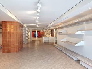 Ben jij op zoek naar een commerciële ruimte op een centrale A-locatie? Deze instapklare handelsruimte van 312 m², gelegen in het hart van de winkelstraat, is perfect geschikt voor retail, showroom of dienstverlening.
Dankzij de mooie toog, volledig uitgeruste keuken (met afwasmachine) en een gastentoilet met handenwasser, airco is de ruimte direct inzetbaar voor diverse doeleinden.
De grote etalage zorgt voor optimale zichtbaarheid en natuurlijke lichtinval én komt met extra troeven: een ondergrondse autostaanplaats en een praktische stockruimte, inbegrepen in de huur.
Provisie/servicekosten: €100 per maand
Onroerende voorheffing 2594 euro (in 2024)
EPC D - Elec arei conform
Beschikbaarheid: per direct
Deze commerciële ruimte biedt een uitstekende kans voor ondernemers die op zoek zijn naar zichtbaarheid, ruimte en gebruiksklare voorzieningen op een toplocatie.
Interesse? Neem contact op voor meer informatie of om een bezichtiging in te plannen via laila@immodor.be of +32 477308559
Ruimtes als deze zijn zeldzaam – wees er snel bij!