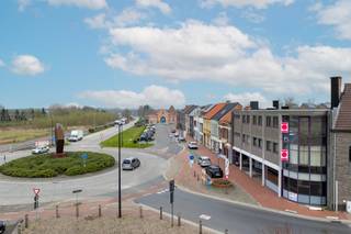 Op zoek naar ruimte, licht en comfort? Dan is dit verrassend ruime appartement in het hart van Lokeren absoluut een bezoek waard. Bij het...