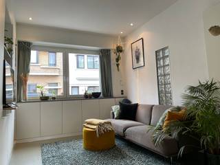 <p><strong>Welkom in deze charmante woning in de René Carelsstraat 4 in Borgerhout. Een huis waar ruimte, licht en comfort centraal staan – en waar je elke dag opnieuw met plezier thuiskomt. Gelegen in een levendige buurt, met alles binnen handbereik, combineert deze woning het beste van stadsleven met een oase van rust dankzij de zalige grote tuin.</strong></p><p></p><p><strong>Binnenkomen en thuiskomen</strong><br />Via de inkomhal betreed je de woning, waar je meteen voelt dat alles hier piekfijn in orde is. Hier vinden we ook het aparte gastentoilet en de toegang naar de kelder, ideaal voor extra opbergruimte.</p><p></p><p><strong>Leven en koken in stijl</strong><br />De lichtrijke leefruimte sluit naadloos aan op de grote open keuken, die volledig uitgerust en instapklaar is. Dit is dé plek waar koken en gezellig samenzijn samenkomen.</p><p></p><p><strong>Rust en comfort boven</strong><br />Op de eerste verdieping bevinden zich twee ruime slaapkamers, die je volledig naar eigen wens kan inrichten. De badkamer is royaal en praktisch ingericht, met een dubbele lavabo, inloopdouche én toilet.</p><p></p><p><strong>Genieten in het groen</strong><br />En dan dé absolute troef: de grote, zonnige tuin. Een plek waar je kan ontspannen, aperitieven, tuinieren of gewoon genieten van de buitenlucht. Hier ontsnap je even aan de drukte van de stad, zonder die echt te verlaten.</p><p></p><p>Kortom: een instapklare woning met veel licht, ruimte en een fantastische tuin op een toplocatie in Borgerhout. De woning is beschikbaar vanaf 1 oktober. De nutsvoorzieningen (water, gas en elektriciteit) dienen door de huurder zelf afgesloten te worden.</p><p></p><p>Overtuigd? Plan een bezoek in!</p>