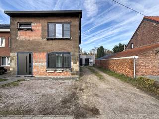 Au 260 Mechelsesteenweg, une maison où le neuf et la chaleur se marient harmonieusement vous attend. À l'intérieur, vous ressentez immédiatement...