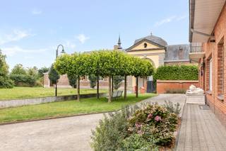 Magnifiek gelegen villa met 5 slk, garage en tuin, aan de historische Kartuizersite.Prachtige charmante setting.INDELING: inkomhal met toilet en...